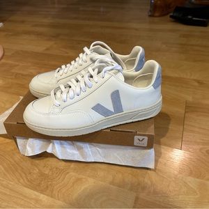 Women’s Veja V-12